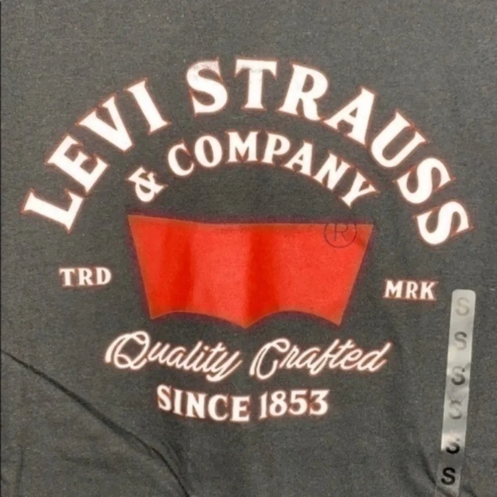 NWT. LEVI’S Men’s Top